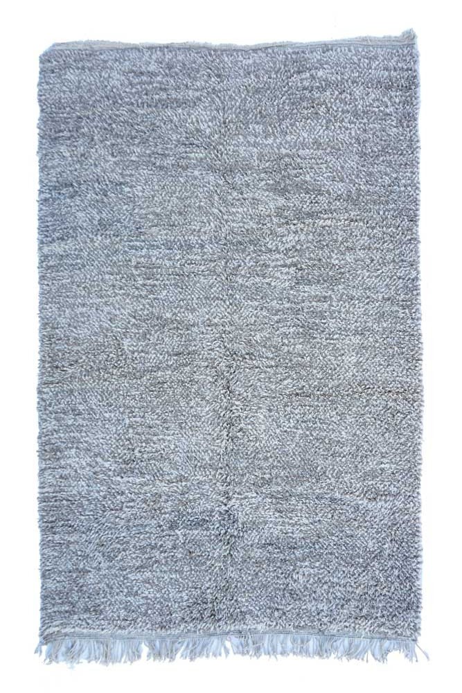 Gran alfombra bereber Béni Ouarain lisa en color gris.