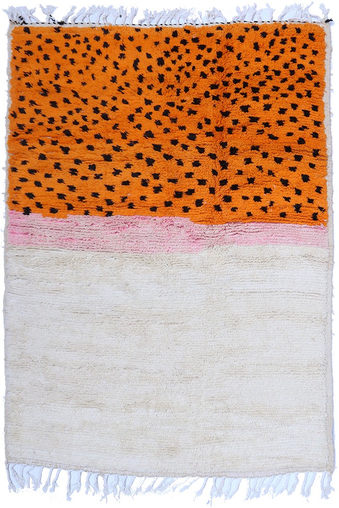 Gran alfombra bereber Azilal moderna en naranja, blanco y rosa con lunares negros.