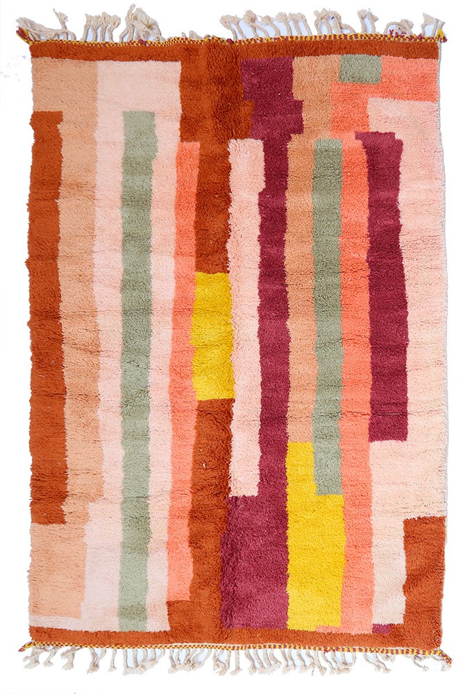 Grande tappeto berbero Azilal moderno con tonalità di colore in marrone, giallo, verde e rosa.