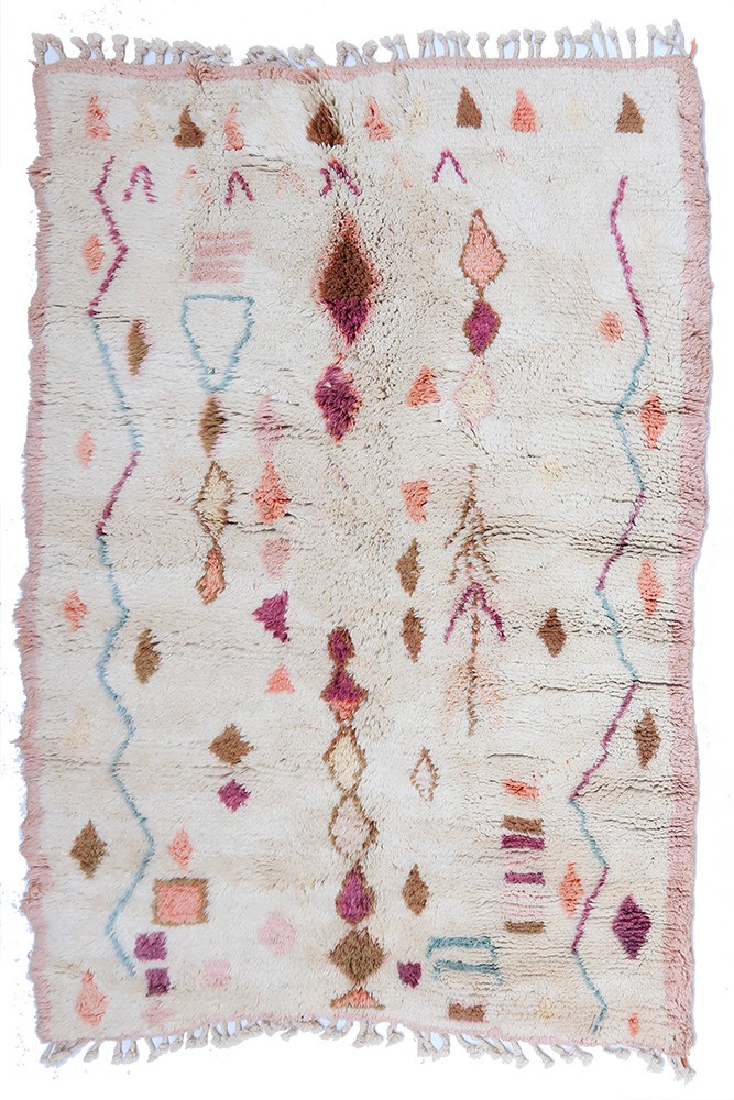 Grande tappeto berbero Azilal bianco beige con motivi in verde marrone e bordo rosa.