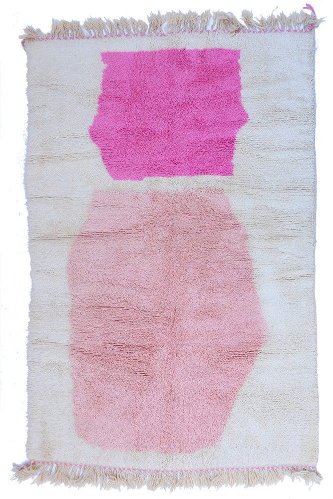 Gran alfombra bereber Azilal moderna en blanco con toques de color rosa.