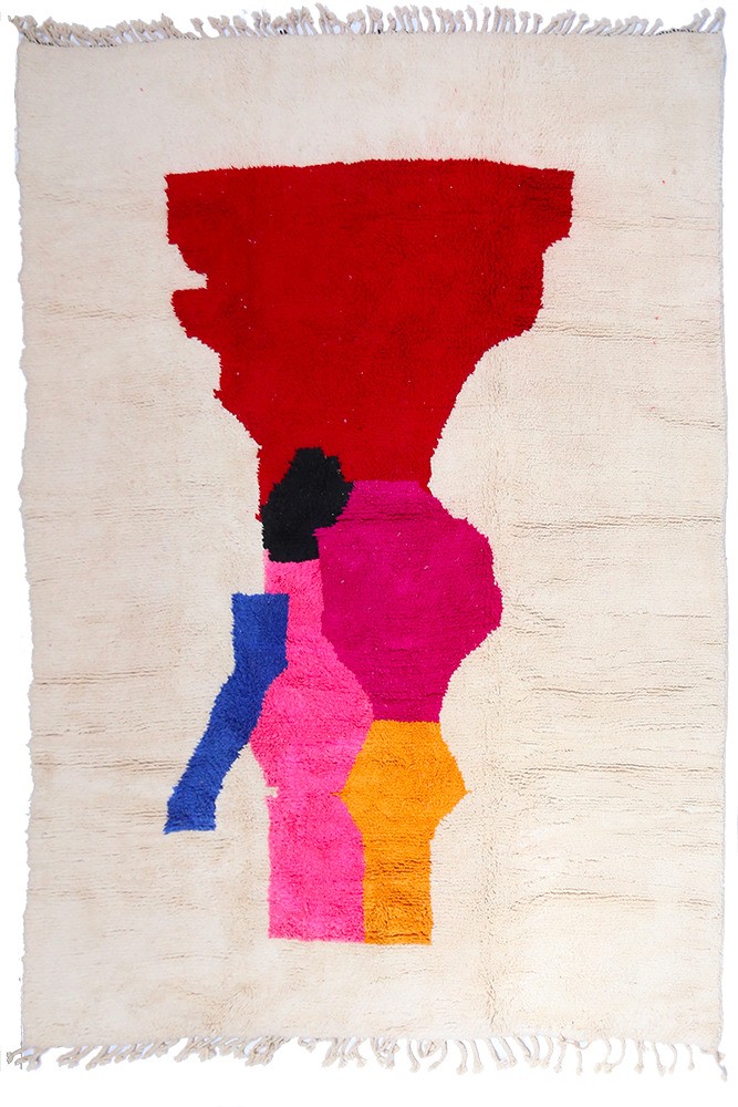 Très grand tapis berbère Azilal blanc avec des aplats de couleurs en rouge jaune bleu et rose