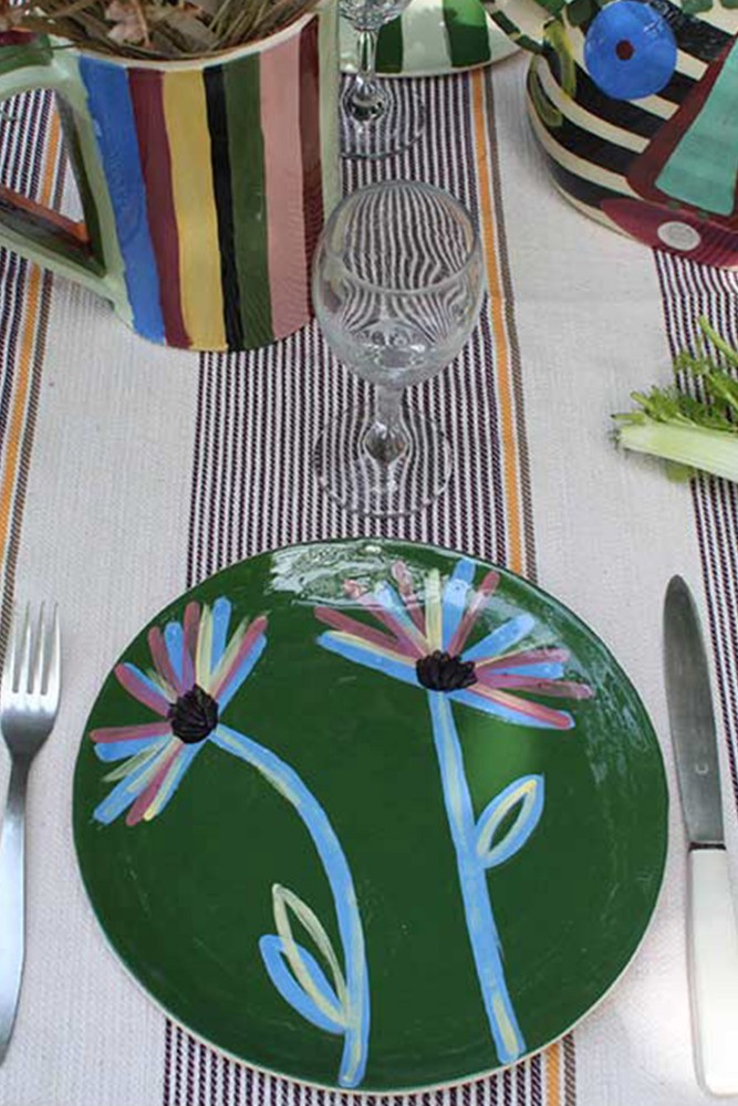 Assiette creuse rose en céramique, fabriquée de façon artisanale en France