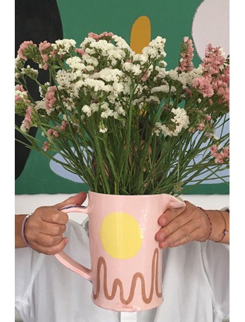 Pezzo di ceramica colorata di rosa e giallo realizzato artigianalmente in Francia.