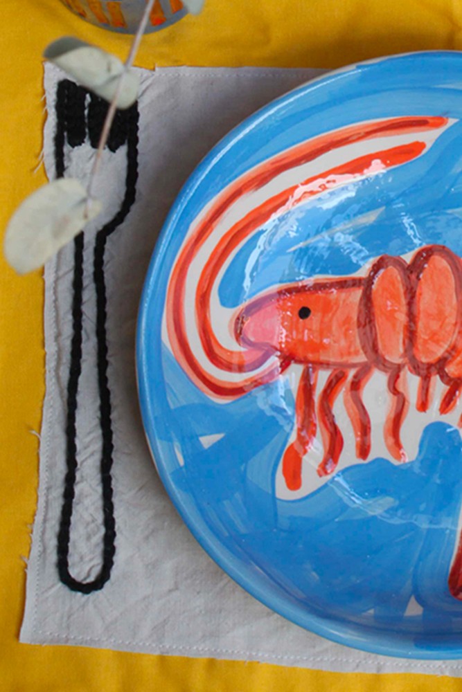 Plato hondo azul de cerámica con un dibujo de mariscos hecho artesanalmente en Francia.