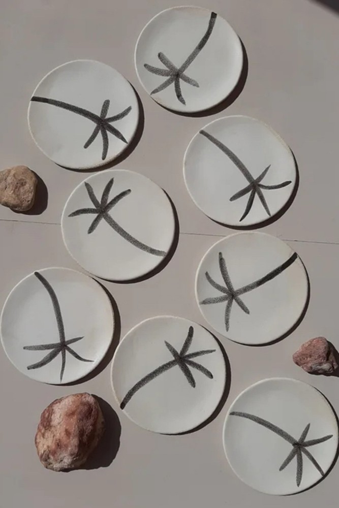 Keramikteller mit einem handgefertigten schwarzen Palmenmuster, hergestellt in Spanien.