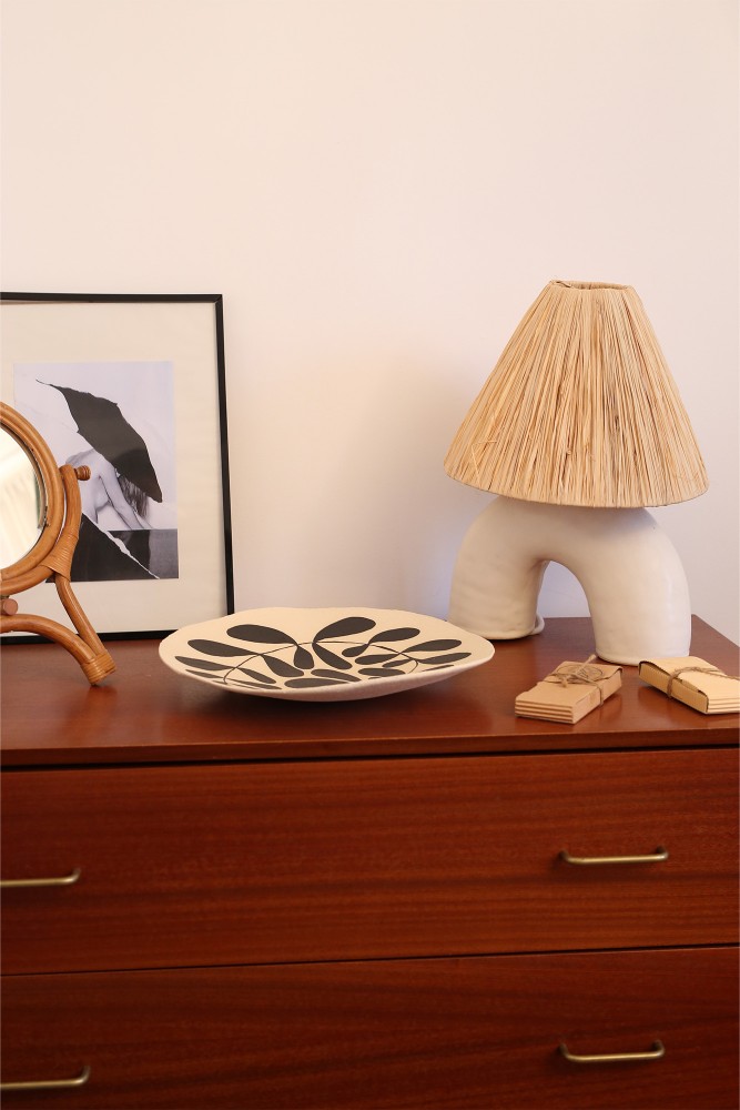 Coupe à pied en grès avec un dessins de feuille vigitale en noir fabriquée de façon artisanale à Paris