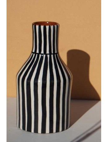 Vase en c&eacute;ramique &agrave; rayures en noir et blanc fabriqu&eacute; de fa&ccedil;on artisanale au Portugal