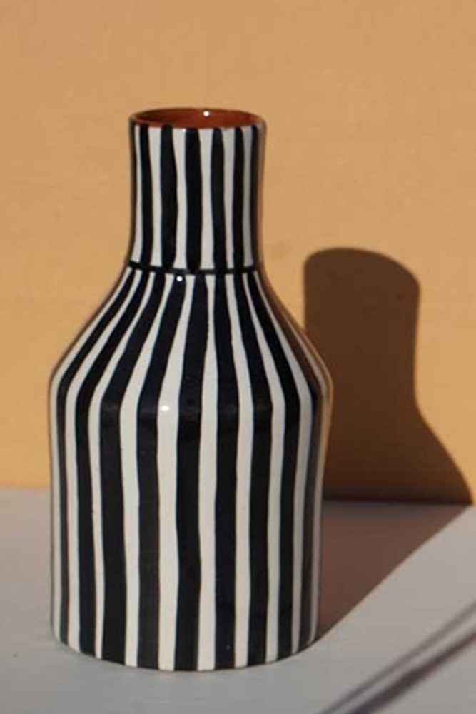 Vaso in ceramica a righe in bianco e nero realizzato artigianalmente in Portogallo