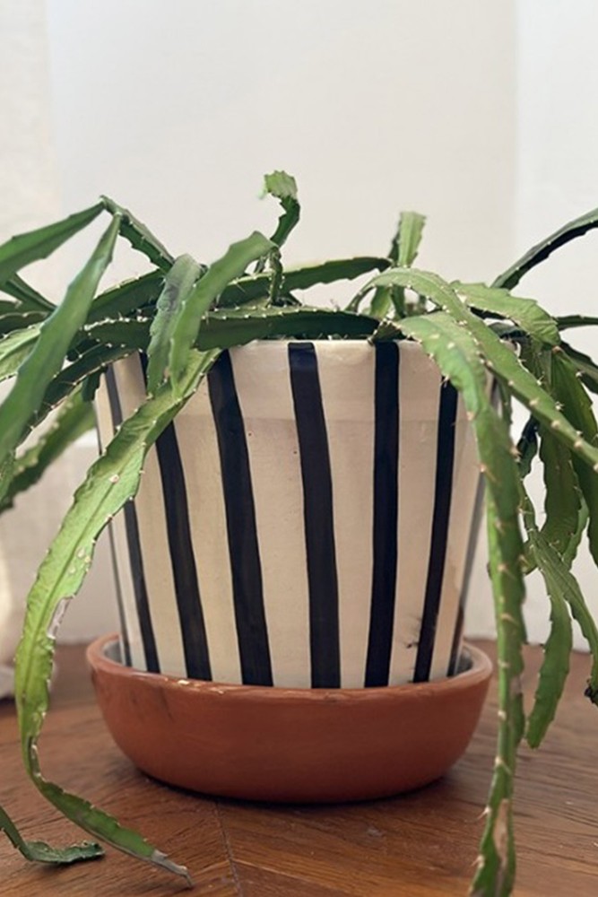 Vaso per piante nero e bianco realizzato artigianalmente in Marocco.