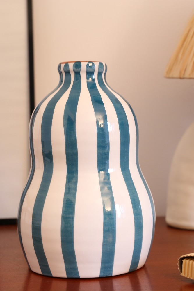 Vaso rotondo a righe in bianco e blu petrolio in ceramica, realizzato artigianalmente in Portogallo.