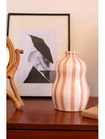 Vase arrondi &agrave; rayures en blanc et rose en c&eacute;ramique fabriqu&eacute; de fa&ccedil;on artisanale au Portugal