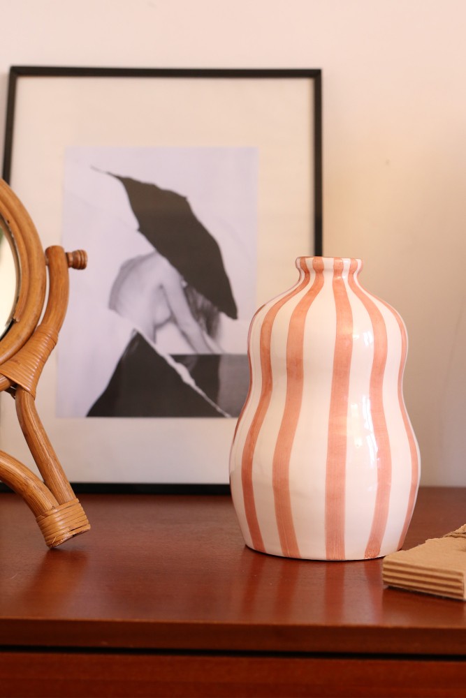 Vaso arrotondato a righe bianche e rosa in ceramica, realizzato artigianalmente in Portogallo.