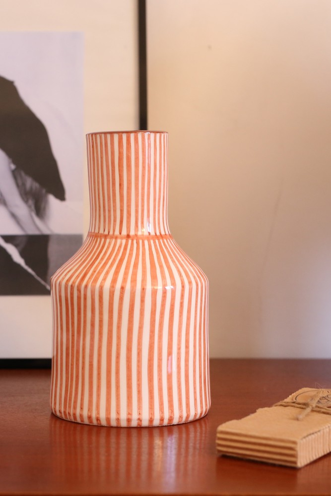 Keramikvase mit Streifen in Weiß und Terrakotta, handgefertigt in Portugal.