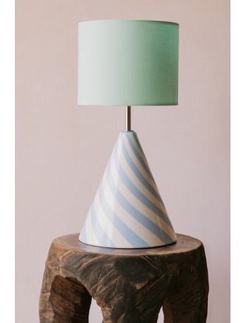 Lampada in maiolica dipinta a mano in bianco e rosa, con paralume verde in cotone.