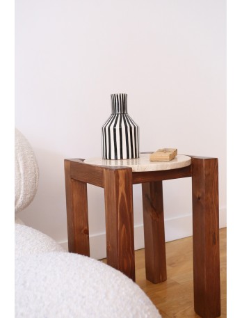 Bijzettafel van beige travertijn en hout, ambachtelijk ontworpen in Marokko.
