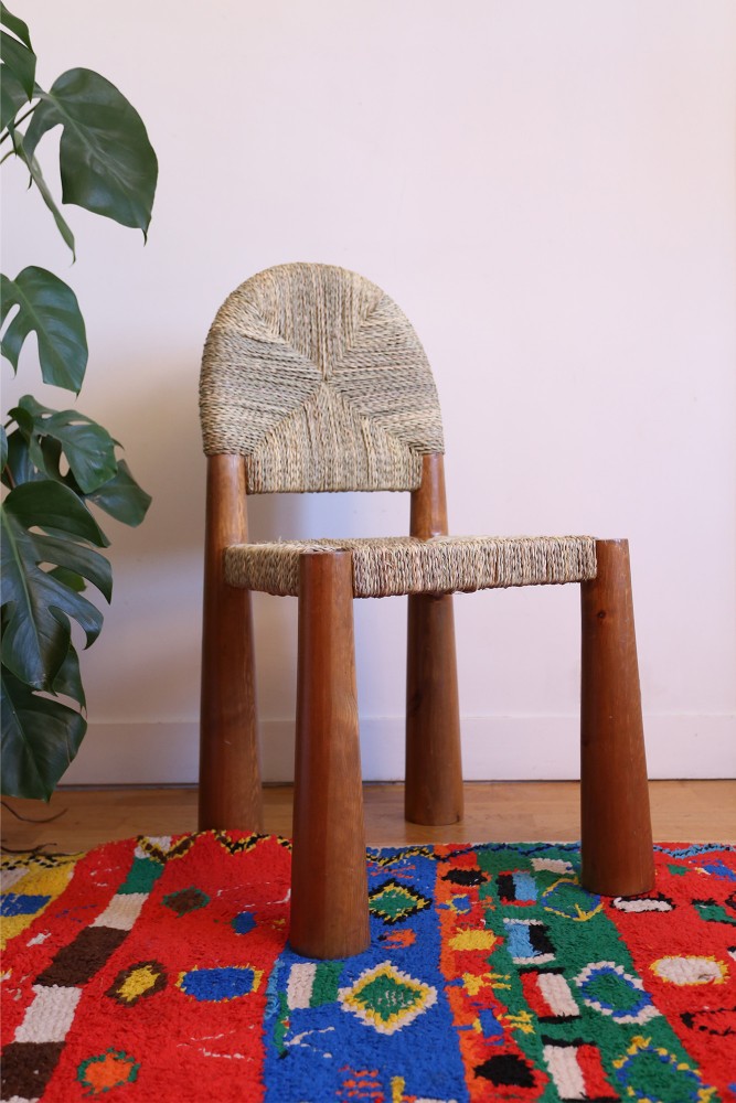 Holzstuhl mit handgefertigtem Stroh aus Marokko, hergestellt mit einem vollständig handwerklichen Prozess.