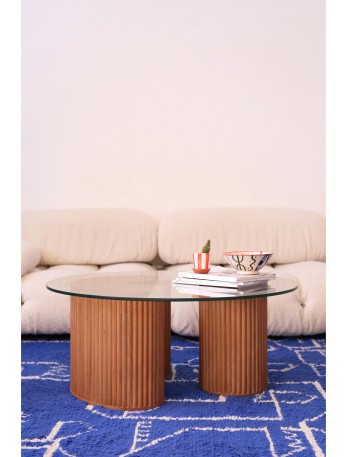 Tavolo in legno di pino e vetro fatto a mano in Marocco con un set di gambe in legno a righe.