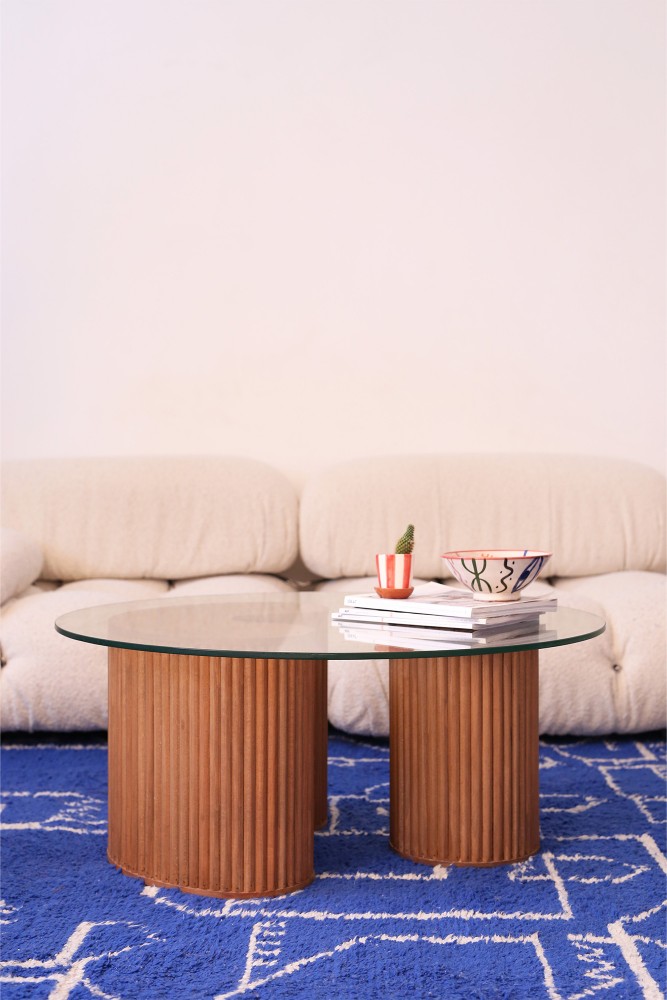 Tafel van dennenhout en met de hand gemaakt glas in Marokko, met een set gestreepte houten poten.