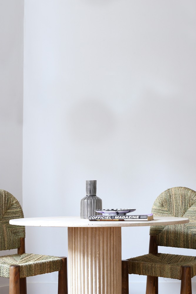 Mesa alta de travertino beige hecha a mano en Marruecos con una base redonda a rayas.