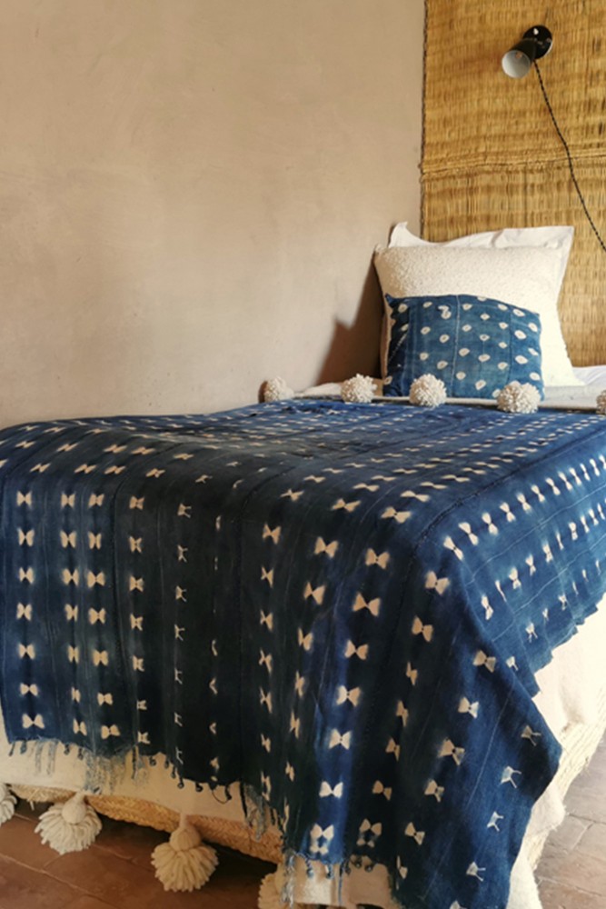 Tela Bogolan tejida a mano teñida con elementos naturales.