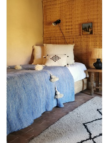 Plaid berb&egrave;re pompon &agrave; rayures bleues