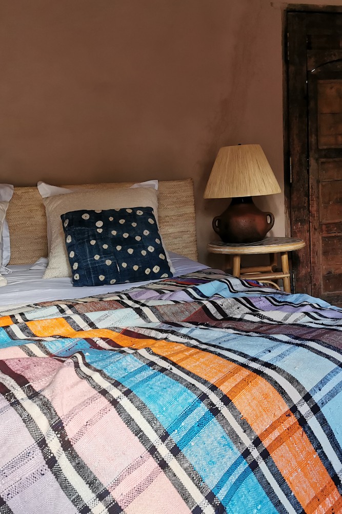 Alter Berber-Teppich aus Wolle mit farbigen Linien in Blau, Rosa, Terrakotta und Grün.