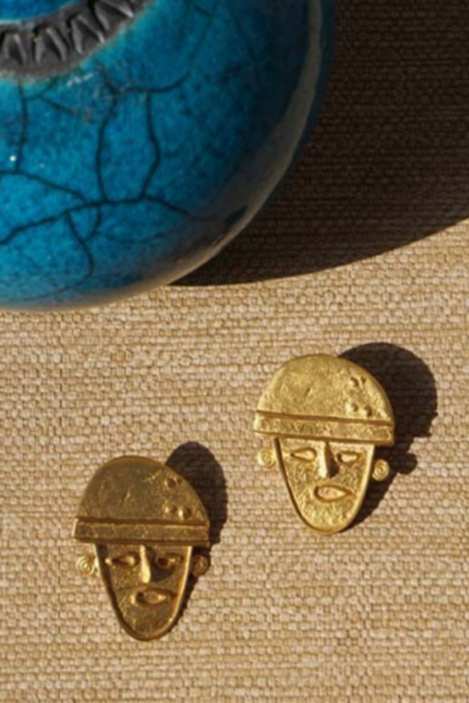 Handmade earrings made of 24-carat gold-plated metal in Colombia.