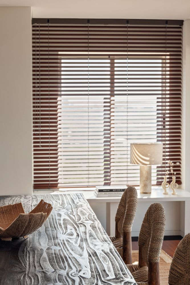 Silla de madera y mimbre hecha a mano en Marruecos.