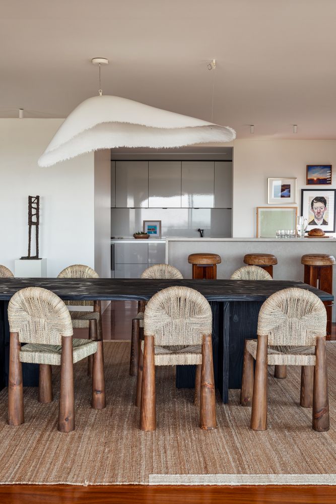 Handgemaakte houten stoel met riet uit Marokko.