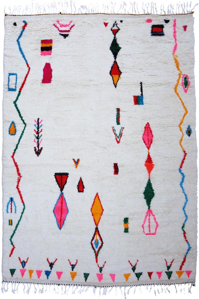 Gran alfombra bereber blanca Azilal con motivos de rombos y zigzag en rosa, rojo, azul, verde y amarillo.