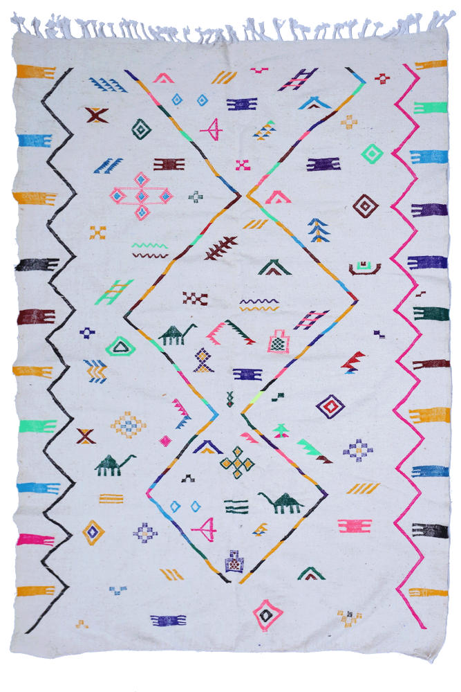 Piccolo tappeto berbero Kilim in lana bianca con motivi in verde neon, blu, rosa e arancione.