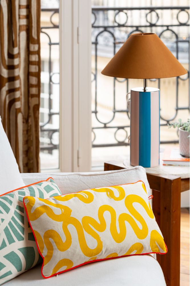 Housse de coussin jaune en tissus imprimé au cadre de façon artisanale et couleurs réalisées à la main