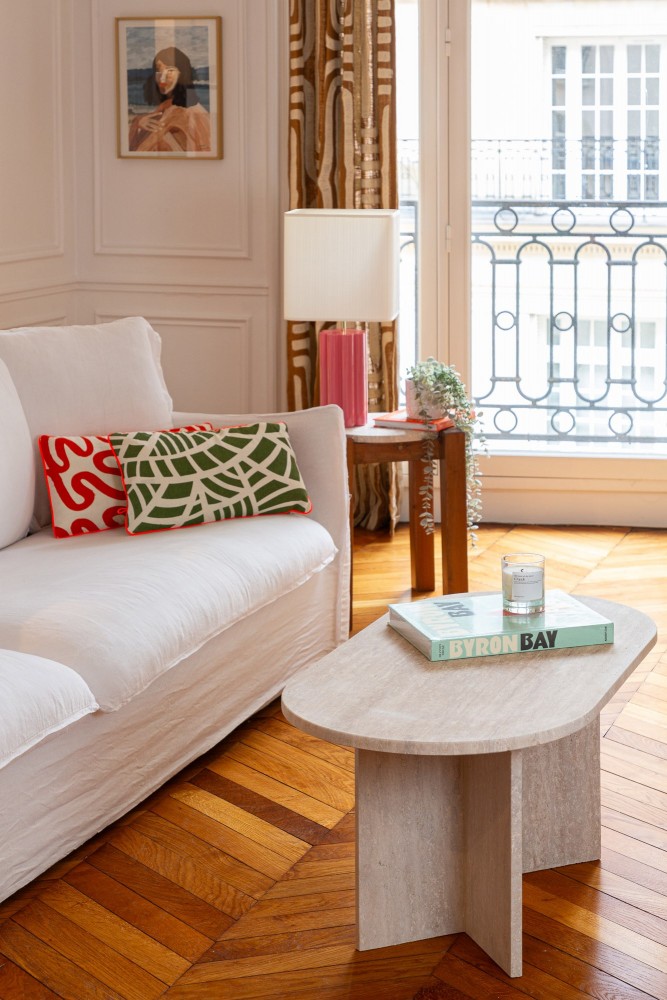 Ovale salontafel van travertijn. Handgemaakte ovale salontafel van beige travertijn, ambachtelijk vervaardigd in Marokko.