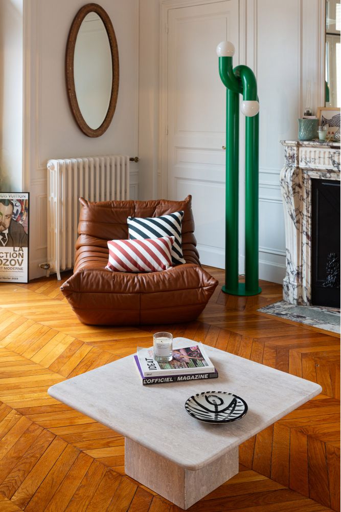 Table basse carré en travertin conçue de façon artisanale au Maroc, avec pied en cube