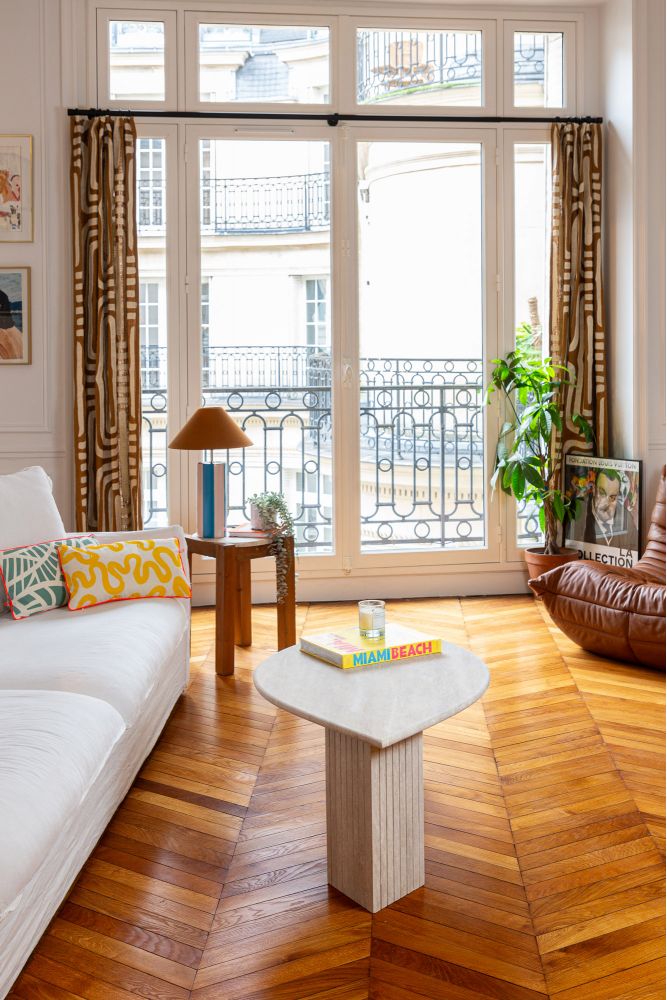 Mesa de centro en forma de pétalo de travertino.