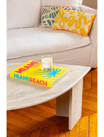 Salontafel in travertijn met bloemblaadjesvorm.