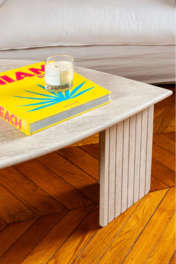 Mesa de centro en forma de pétalo de travertino.