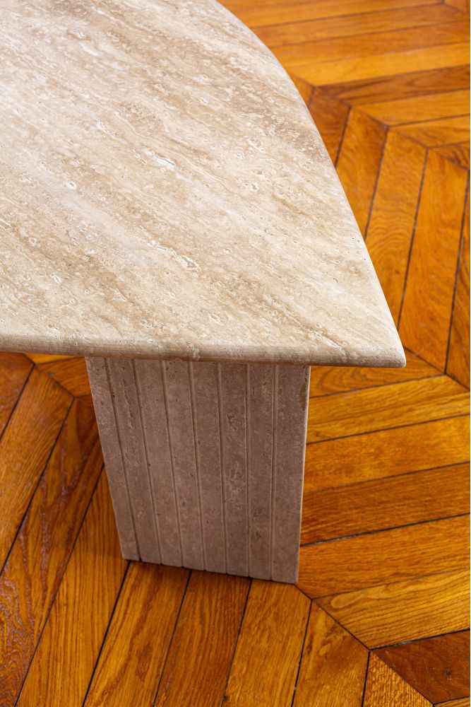 Mesa de centro en forma de pétalo de travertino.