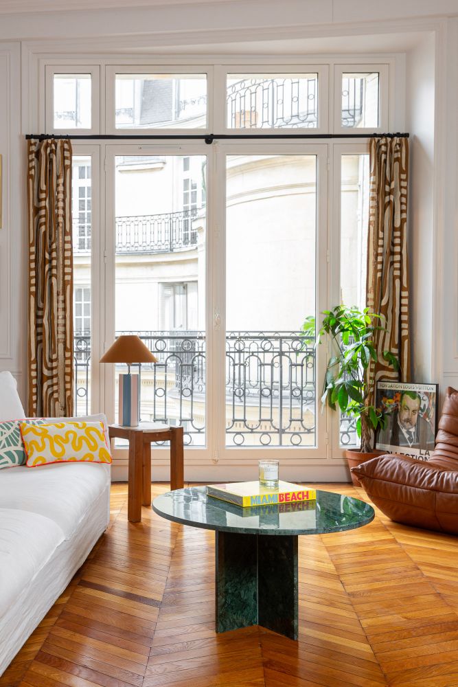 Mesa de centro redonda de mármol esmeralda.