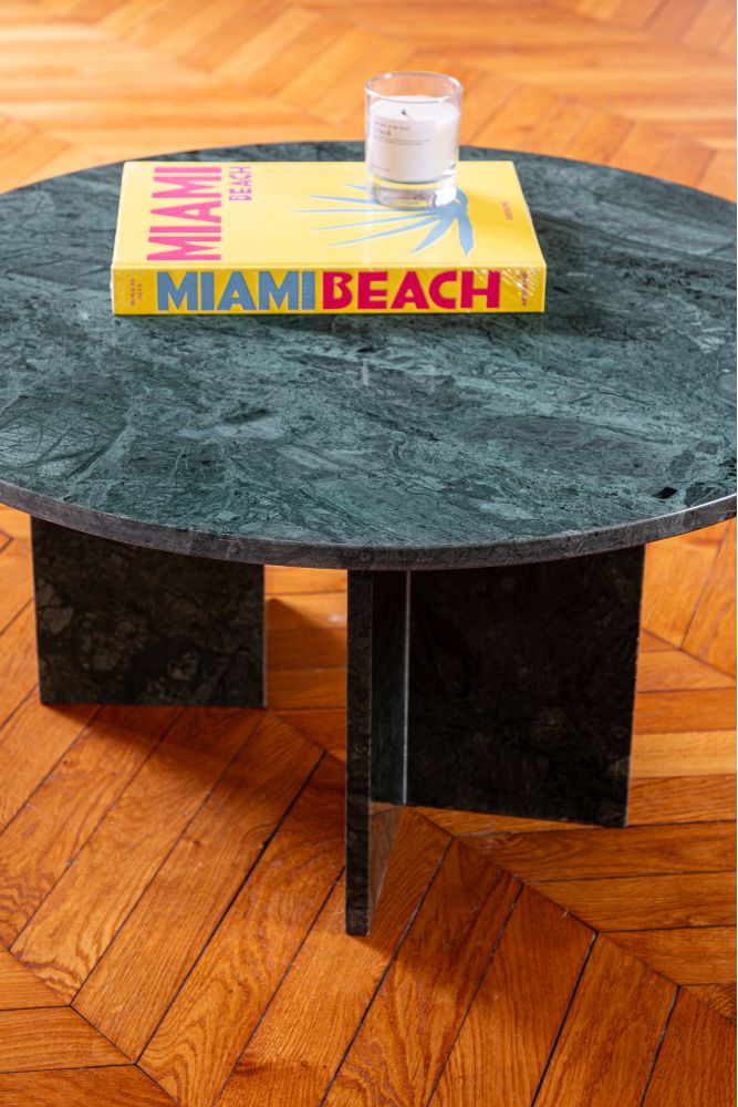 Round coffee table in emerald marble