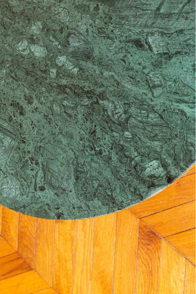 Round coffee table in emerald marble