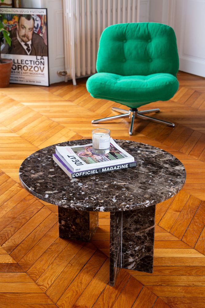 Table basse ronde en marbre marron conçue de façon artisanale au Maroc