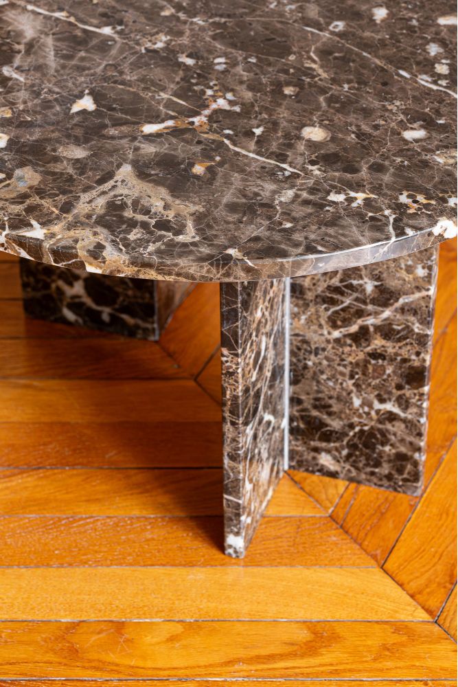 Mesa de centro redonda de mármol marrón