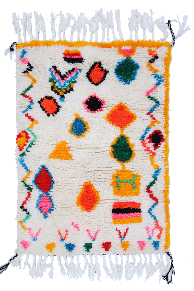 Petit tapis berbère Azilal blanc avec motifs rose vert bleu et contour jaune