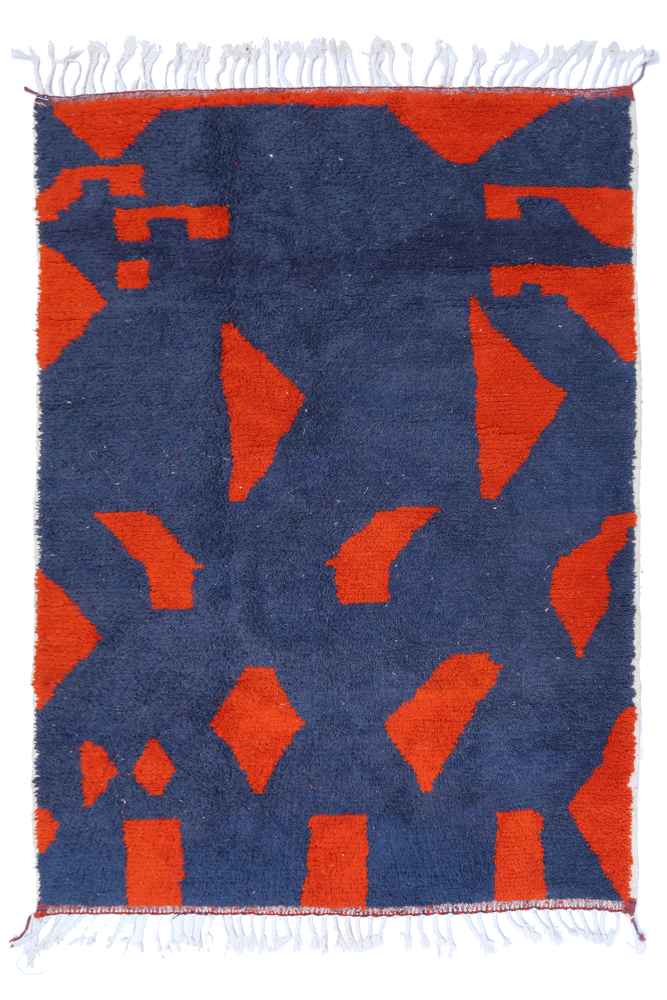 Grand tapis berbère Azilal moderne avec plats de couleurs en bleu et rouge