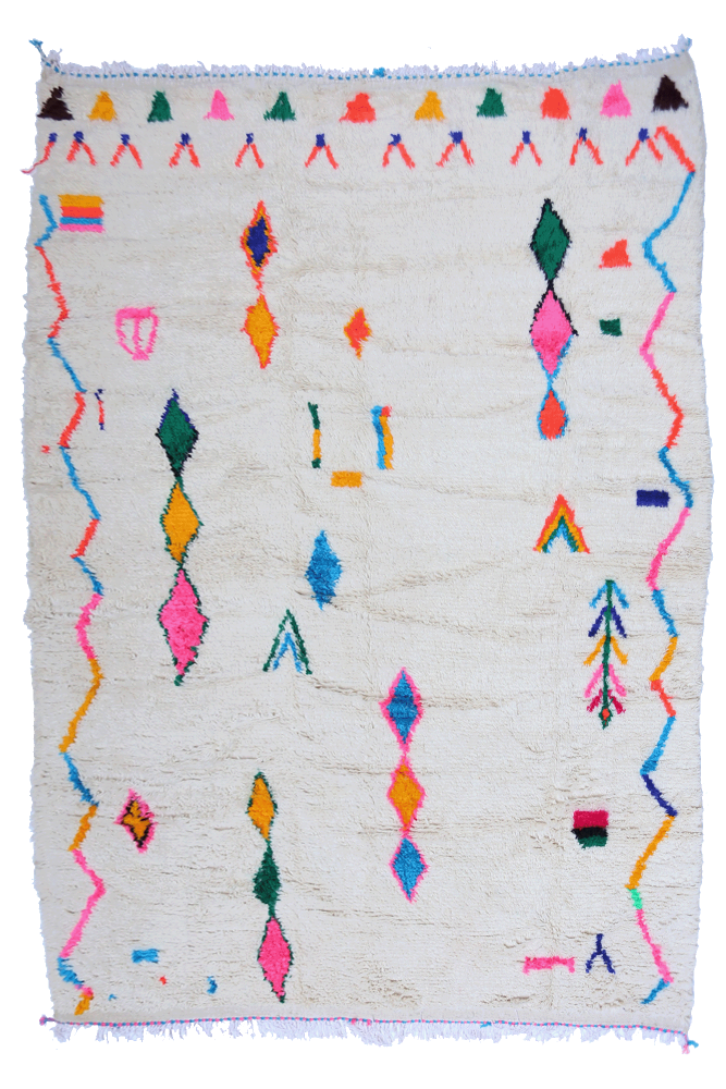 Sehr großer weißer Berber Azilal-Teppich mit Motiven und Raute in Rosa, Grün, Blau und Gelb.