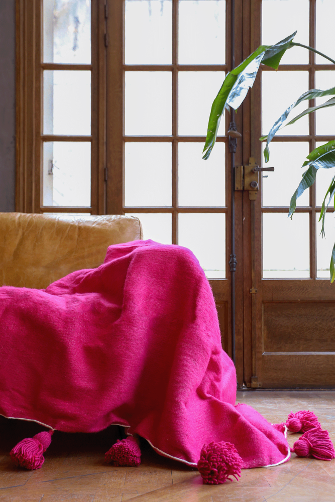Berberischer Wolldecken mit pinken Pompons