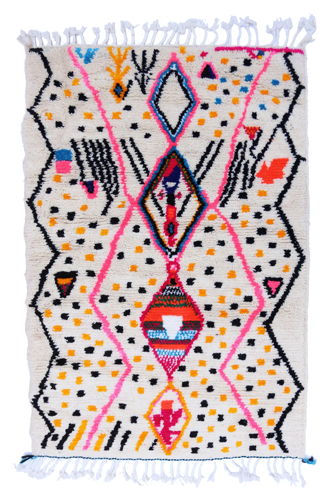 Kleine witte Azilal Berber tapijt met zwarte, roze, groene, blauwe en gele stippen en motieven.