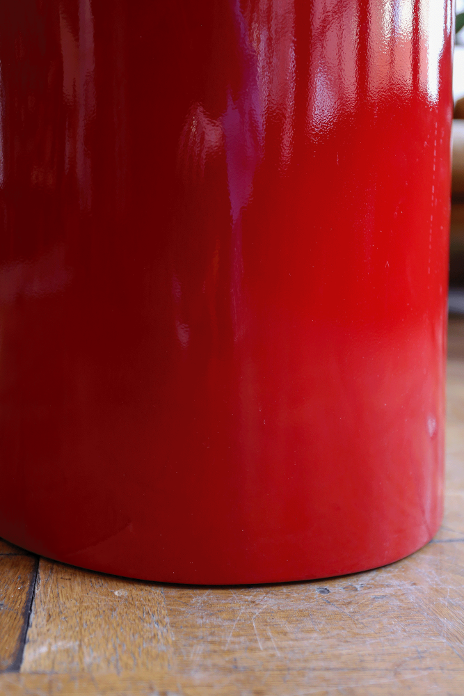 Mesa de centro con patas rojas